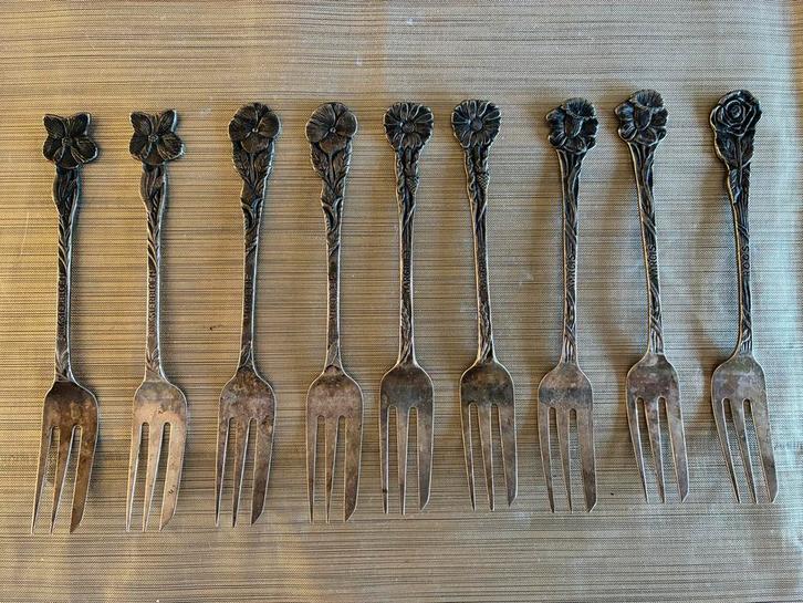 9 Antieke Zilveren Taartvorkjes - Nederlandse Bloemen, Antiek en Kunst, Antiek | Bestek, Ophalen of Verzenden