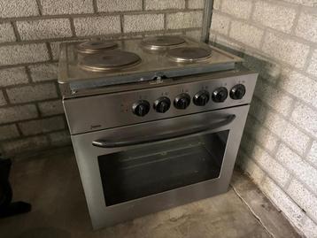 Oven met elektrische kookplaat beschikbaar voor biedingen