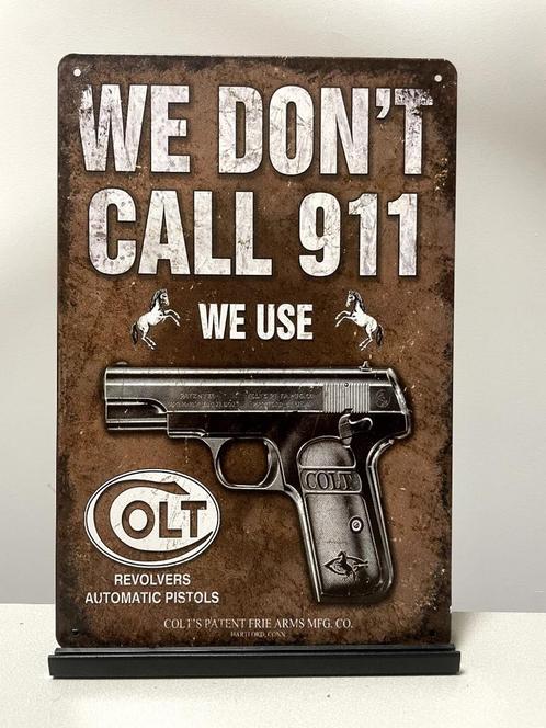 Colt, we don’t call 911 metalen bord (Old Look), Verzamelen, Merken en Reclamevoorwerpen, Nieuw, Reclamebord, Ophalen of Verzenden