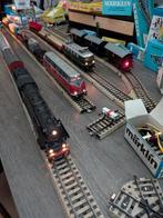 Märklin oude set: 4 locs, wagens, bovenleiding overweg, etc., Hobby en Vrije tijd, Modeltreinen | H0, Wisselstroom, Ophalen of Verzenden