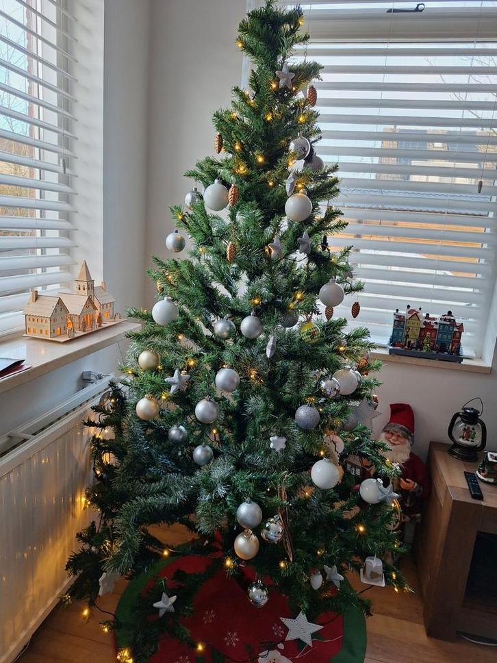 Kunst kerstboom 2m inclusief verlichting en rode deco, Diversen, Kerst, Gebruikt, Ophalen