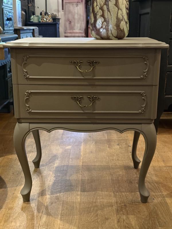 Vintage kastje Queen Ann ladekastje 2-laads kast taupe VdlM, Huis en Inrichting, Kasten | Ladekasten, Zo goed als nieuw, Minder dan 100 cm