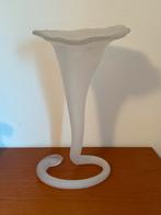 Elegante witte glazen vaas, 50 tot 75 cm, Wit, Ophalen of Verzenden, Glas