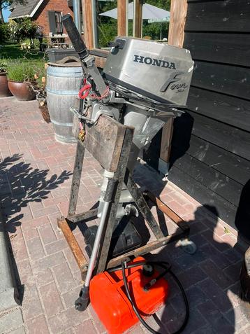 Een Honda 9.9 4 takt buitenboord motor. beschikbaar voor biedingen
