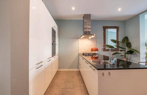 Moderne hoogglans keuken met kookeiland, composiet blad, Huis en Inrichting, Keuken | Complete keukens, Gebruikt, Enkelwandige keuken