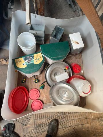 Kuiken opfokbak met diverse water en voer bakken beschikbaar voor biedingen