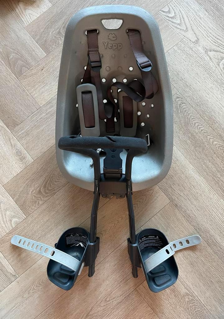 Yepp Mini Voorzitje Fietsstoel, Fietsen en Brommers, Fietsaccessoires | Fietsstoeltjes, Gebruikt, Voorzitje, 9 t/m 18 kg, Voetsteuntjes
