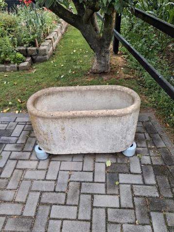 Franse betonnen bloembak. beschikbaar voor biedingen