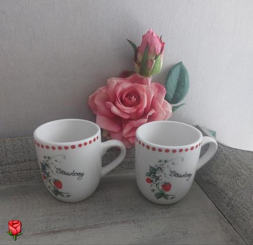 2 Jet ter Steege bekers met aardbeien 8 cm hoog, Huis en Inrichting, Keuken | Servies, Zo goed als nieuw, Kop(pen) en/of Schotel(s)