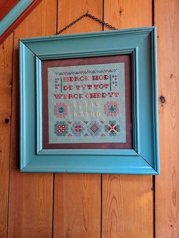 Leuk gehaakt schilderijtje met houten lijst beschikbaar voor biedingen
