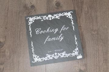 Bordje 'Cooking for family' beschikbaar voor biedingen