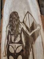 Boomstam /schijf met Gravure: Dame met Surfplank 112cm, Huis en Inrichting, Ophalen of Verzenden, Nieuw