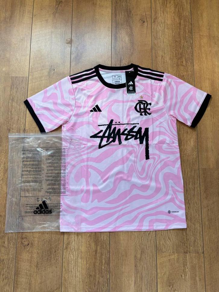Adidas x Stussy Flamengo Shirt - Maat M - Nieuw!, Kleding | Heren, T-shirts, Nieuw, Maat 48/50 (M), Roze, Ophalen of Verzenden