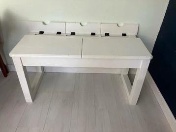 Bureau voor kinderen met opbergruimte beschikbaar voor biedingen