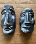 Twee aardewerk maskers grijs/blauw, Antiek en Kunst, Kunst | Beelden en Houtsnijwerken, Ophalen of Verzenden