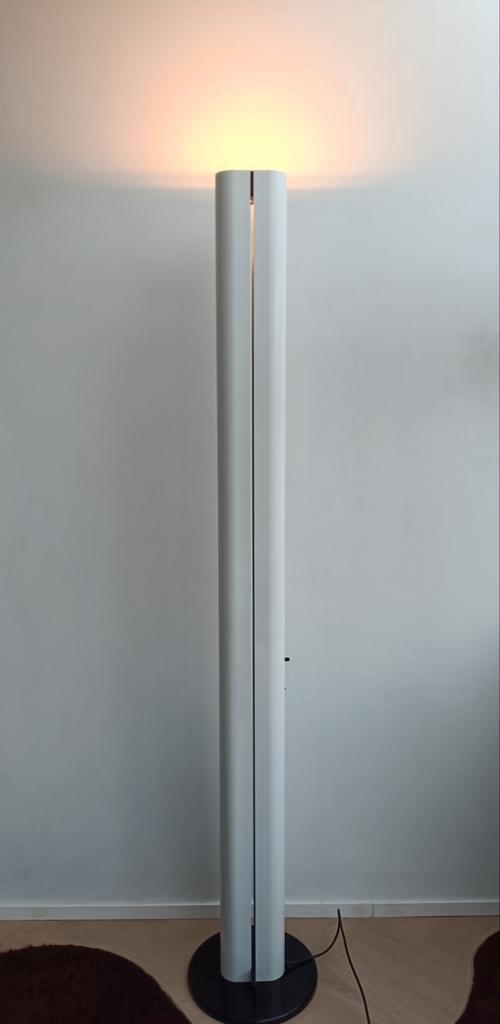 Artemide Megaron vloerlamp, Huis en Inrichting, Lampen | Vloerlampen, Zo goed als nieuw, 150 tot 200 cm, Kunststof, Metaal, Overige materialen
