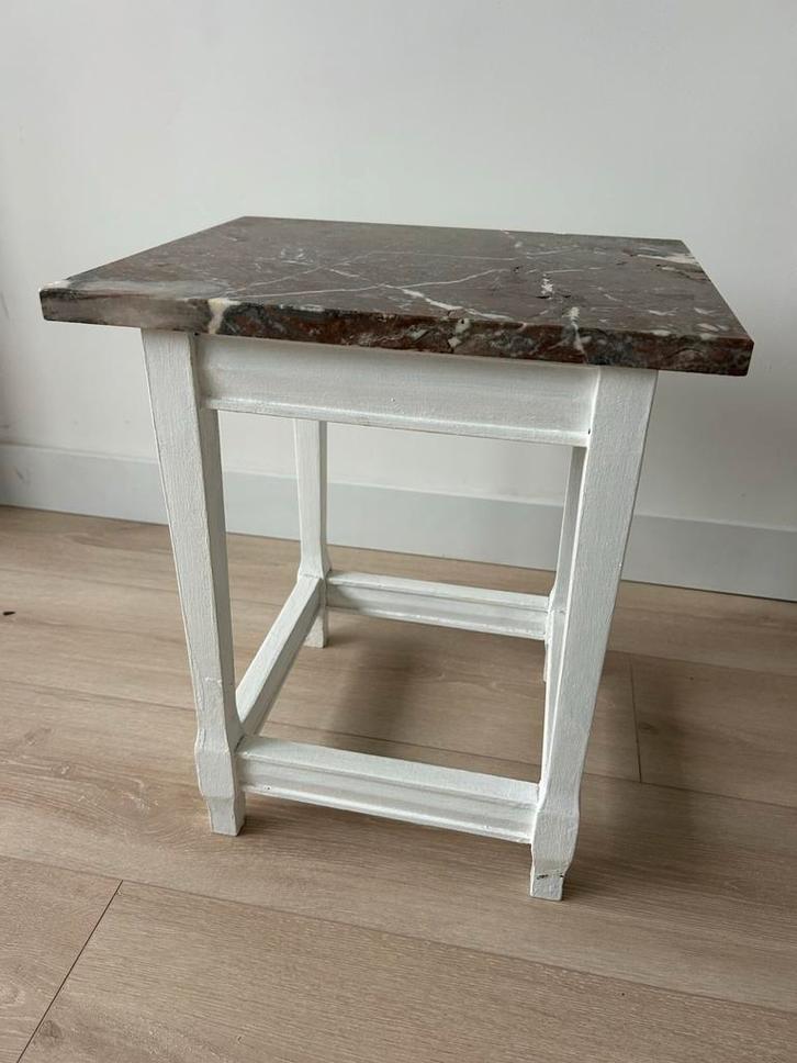 Marmeren bijzettafel met wit houten frame, Antiek en Kunst, Antiek | Meubels | Tafels, Ophalen