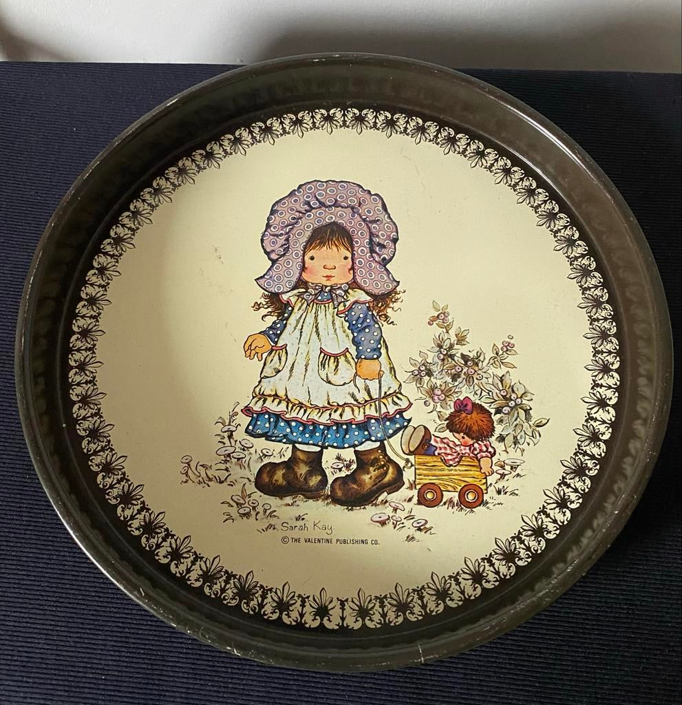 Sarah Kay dienblad van blik. Doorsnede 30 cm., Ophalen of Verzenden, Gebruikt, Rond, Metaal