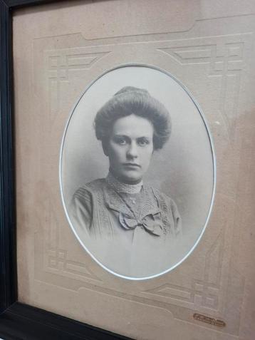 Prachtige antieke lijst met een antieke foto beschikbaar voor biedingen