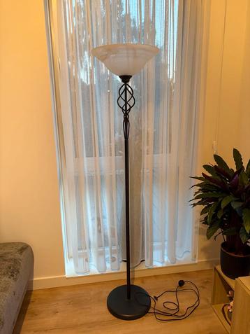 Elegante Vloerlamp beschikbaar voor biedingen