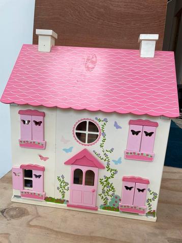 Houten poppenhuis beschikbaar voor biedingen
