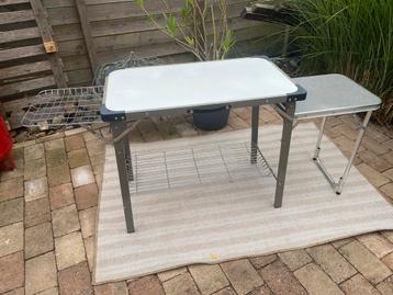 Campingkeuken met sidetable beschikbaar voor biedingen
