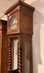 Staande klok met getorste pilaren, Ophalen