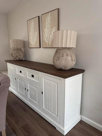 Houten dressoir beschikbaar voor biedingen