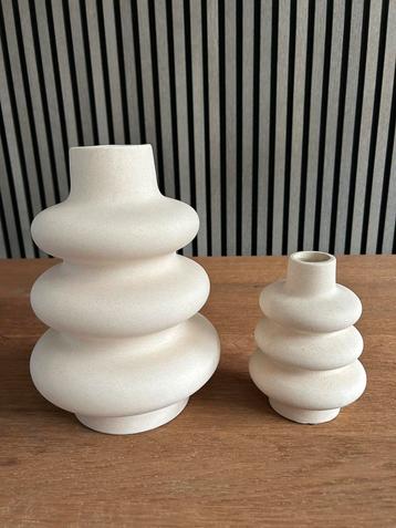 Vazen set beige zand kleur beschikbaar voor biedingen