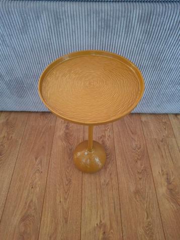 Leuke Side Table / Bijzettafel beschikbaar voor biedingen