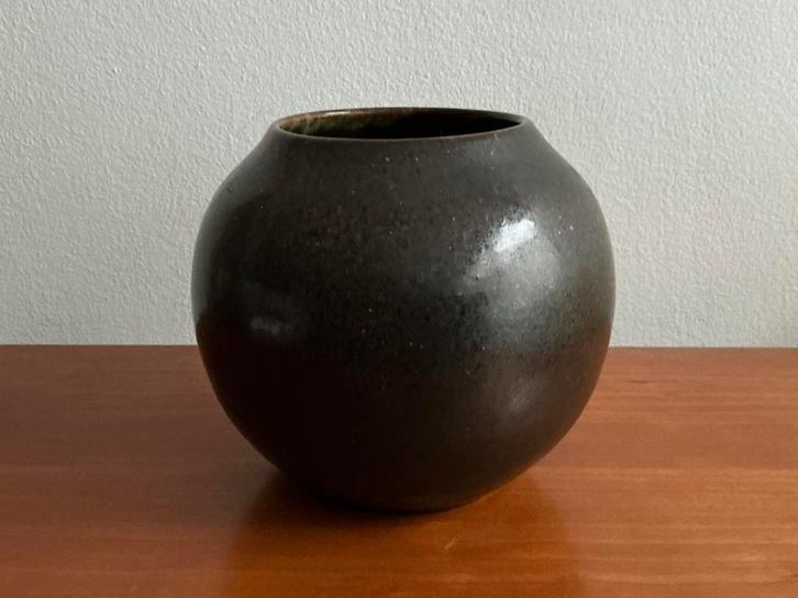 Potterij N.V. De Rijn, Leiderdorp bolvaas mod.89A na 1925, Huis en Inrichting, Woonaccessoires | Vazen, Zo goed als nieuw, Overige kleuren