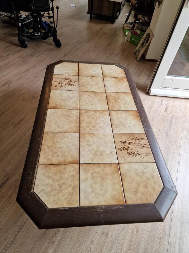Vintage jaren 70 salontafel met keramische tegels, Huis en Inrichting, Tafels | Salontafels, Zo goed als nieuw, Minder dan 50 cm