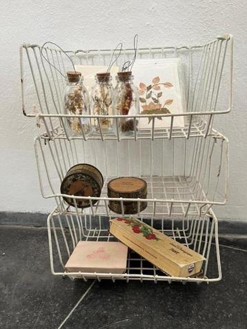 Brocante oud wit draadrek met 3 stapelbakjes- mandjes beschikbaar voor biedingen