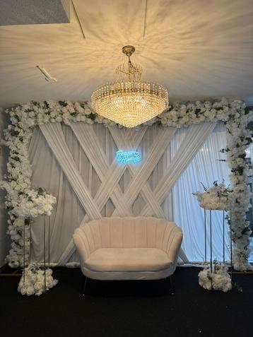 Backdrop “satin flower” te huur met bruidsbank beschikbaar voor biedingen