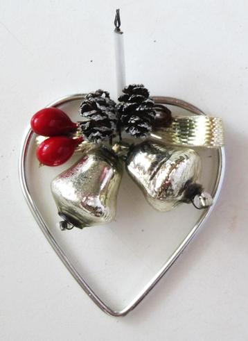 Oude Kerstbal: Metalen Hart met Kerstklokjes, Dennenappels beschikbaar voor biedingen
