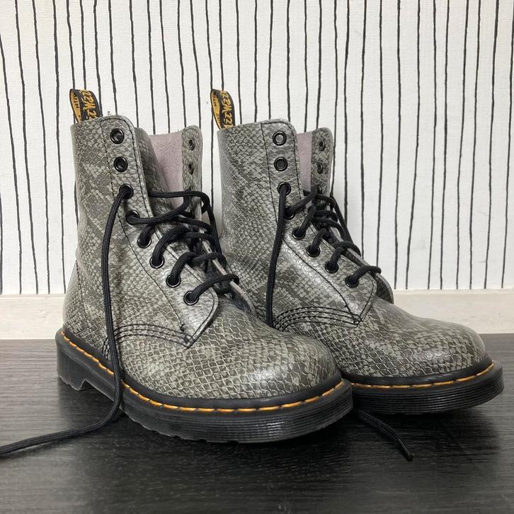Dr. Martens 1460 Pascal Snake, Kleding | Dames, Schoenen, Zo goed als nieuw, Lage of Enkellaarzen, Grijs, Ophalen of Verzenden