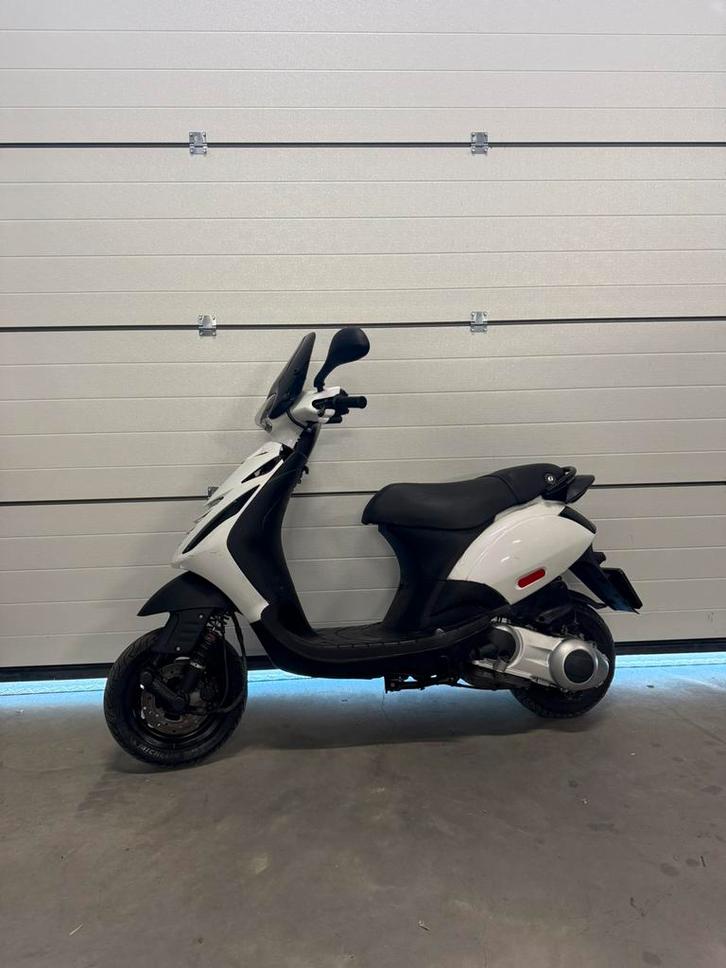 Piaggio Zip 125cc 4 takt!, Fietsen en Brommers, Scooters | Piaggio, Zo goed als nieuw, Zip, Benzine, Ophalen of Verzenden