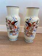Twee opaline vazen met vogeldecoratie, Antiek en Kunst, Antiek | Vazen, Ophalen of Verzenden
