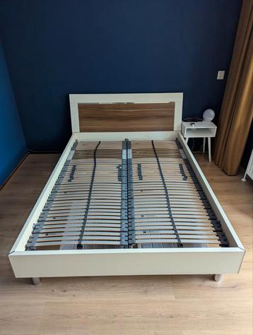 Bed wit met houtlook - 140 x 200 - Inclusief lattenbodem beschikbaar voor biedingen