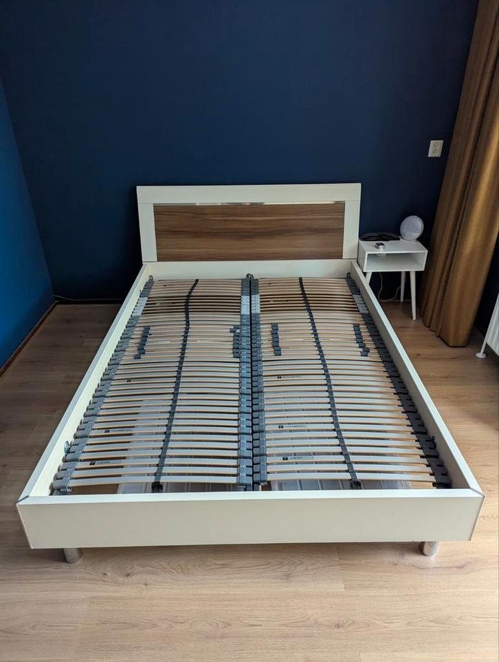 Bed wit met houtlook - 140 x 200 - Inclusief lattenbodem, Huis en Inrichting, Slaapkamer | Bedden, Gebruikt, Tweepersoons, 140 cm