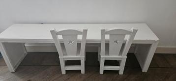 Handgemaakte kinder tafel en 2 stoelen beschikbaar voor biedingen