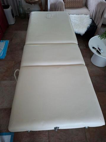 Opvouwbare massagetafel met extra's beschikbaar voor biedingen