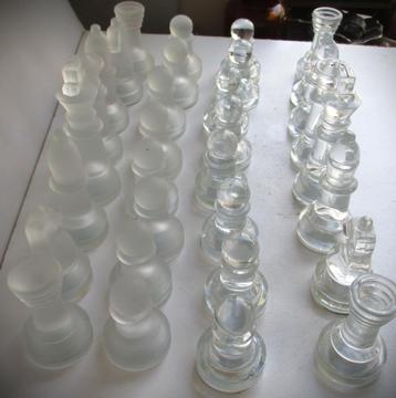 Schaakspel~Schaakstukken van Glas~Glazen Schaakset beschikbaar voor biedingen