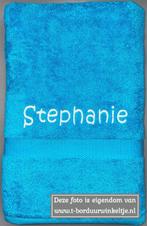 Douchelaken Turquoise geborduurd met naam, Ophalen of Verzenden, Nieuw, Blauw, Handdoek