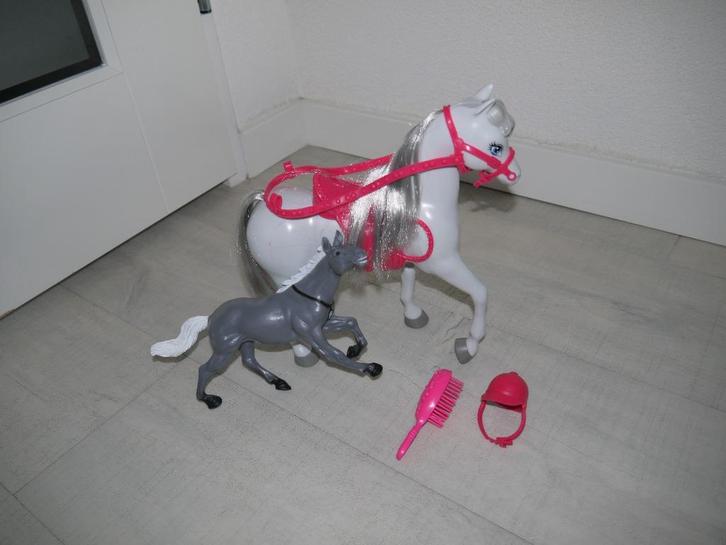 Als nieuw! Barbie paard met accessoires en extra paard!, Kinderen en Baby's, Speelgoed | Poppen, Zo goed als nieuw, Barbie, Ophalen of Verzenden