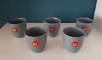 Vijf Douwe Egberts mokken in grijze kleur, Huis en Inrichting, Ophalen of Verzenden, Zo goed als nieuw, Overige stijlen, Kop(pen) en/of Schotel(s)