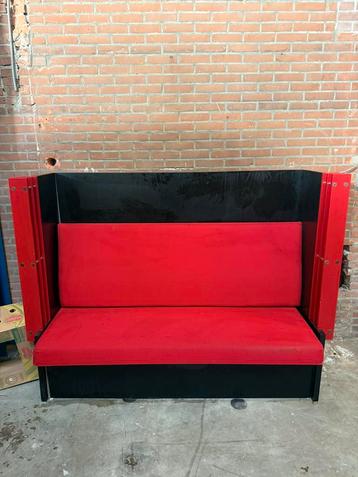 Stoere Rode Bank met Hoge Rugleuning – Wachtruimte - Horeca beschikbaar voor biedingen