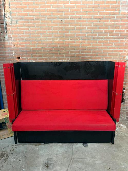 Stoere Rode Bank met Hoge Rugleuning – Wachtruimte - Horeca, Huis en Inrichting, Overige Huis en Inrichting, Gebruikt, Ophalen of Verzenden