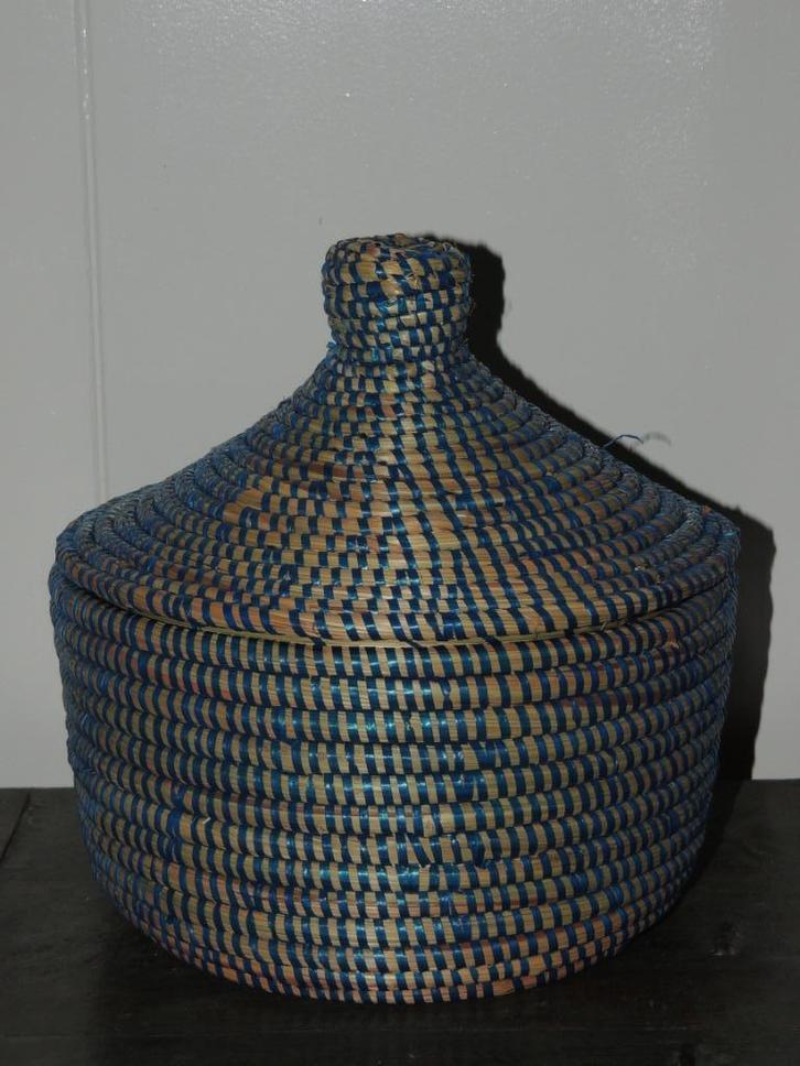 Mand met deksel 23 cm fairtrade handwerk India € 14,95, Huis en Inrichting, Woonaccessoires | Overige, Nieuw, Ophalen