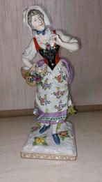 Antiek Dresden Ludwigsburg vrouw met bloemenmandje1785/1793, Antiek en Kunst, Ophalen of Verzenden